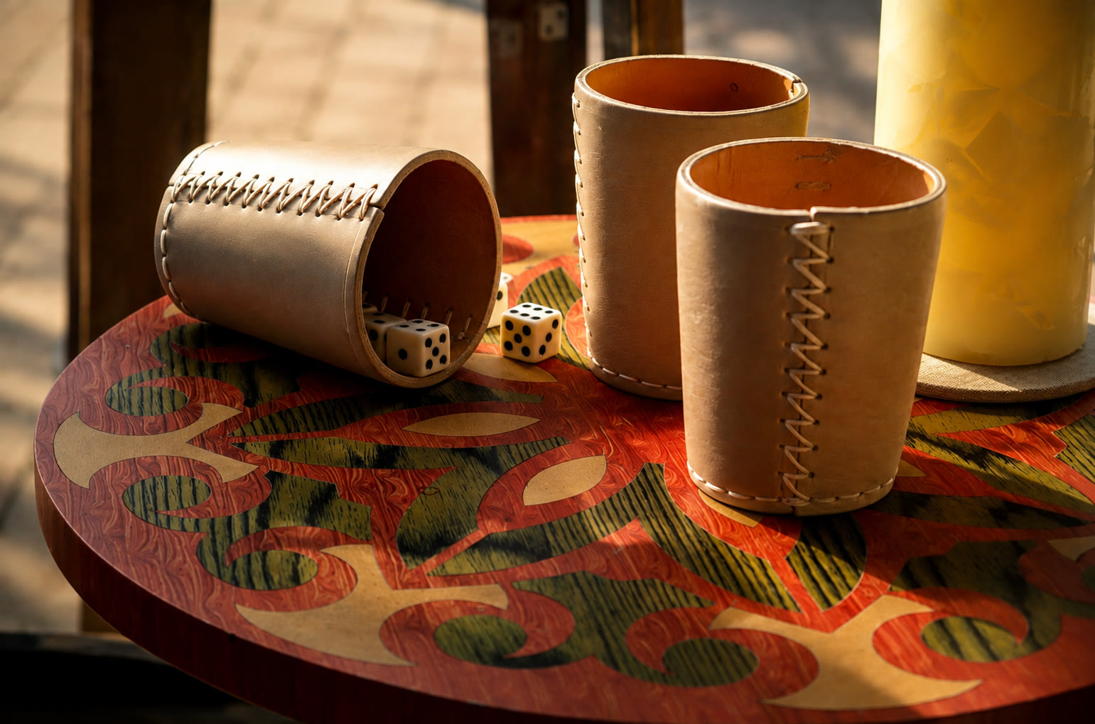 Vasos de cacho sobre mesa de juego