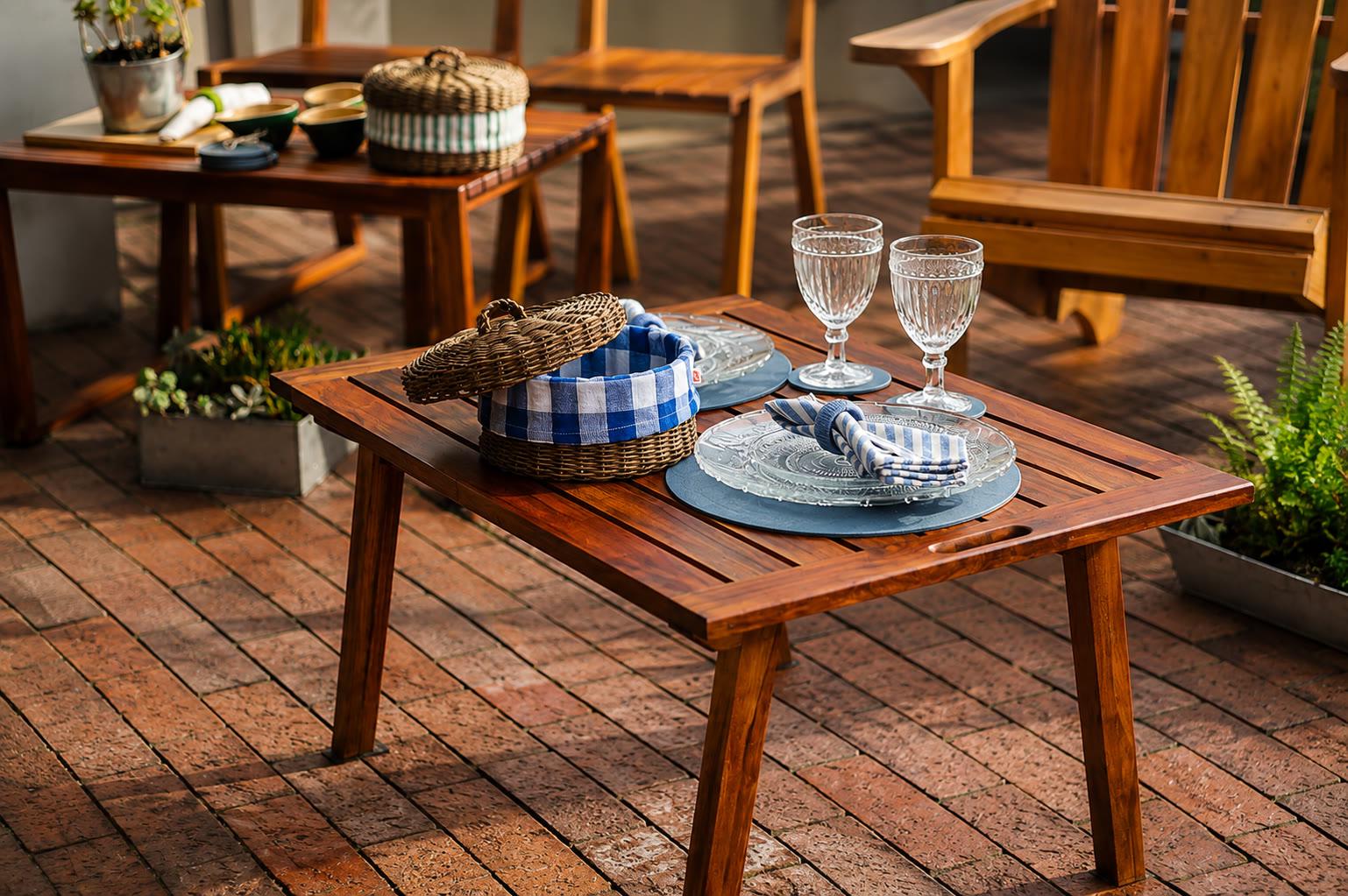 Mesa servida con individual azul